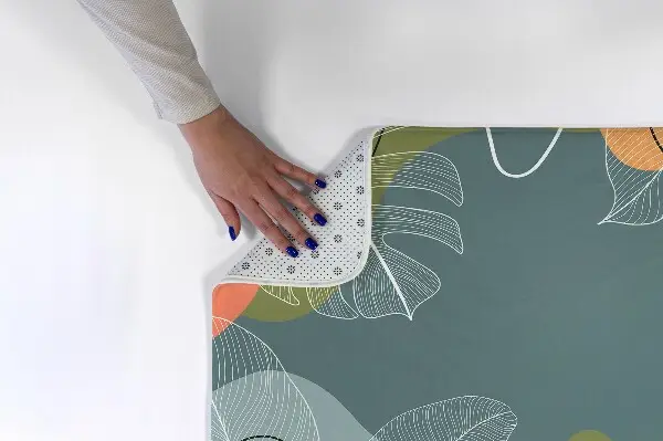 Kilimas Geometrinis actekų raštas su spalvotais rombais.