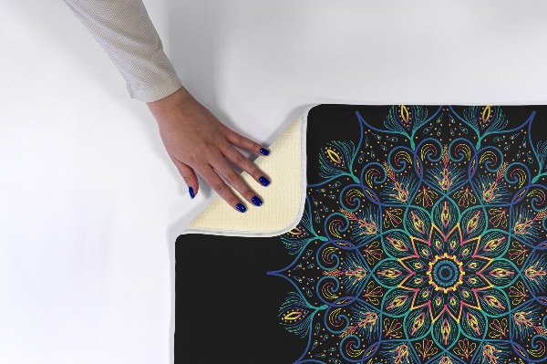 Kilimas Spalvinga mandala juodame fone
