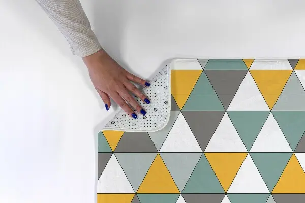 Kilimas Spalvoti trikampiai geometriniu principu