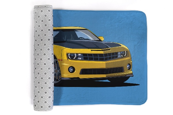 Kilimas Geltonas sportinis automobilis mėlyname fone