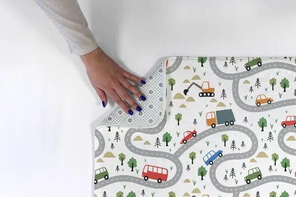 Modernus kilimas Kelias su automobiliais ir medžiais