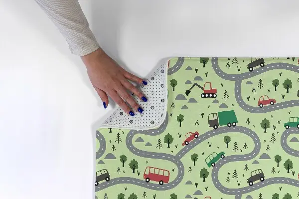Modernus kilimas Kelias su automobiliais ir medžiais