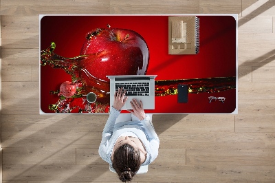 Patiesalas ant darbo stalo Raudonas obuolys