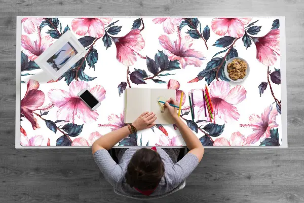 Patiesalas ant darbo stalo Hibiscus gėlės