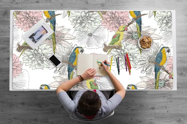 Patiesalas ant stalo Papūga ir gėlės
