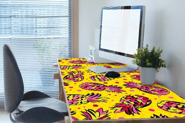 Patiesalas ant darbo stalo Rožiniai ananasai