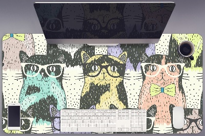 Patiesalas ant darbo stalo Katės su akiniais