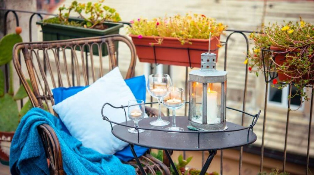 mažas balkonas blokiniame name