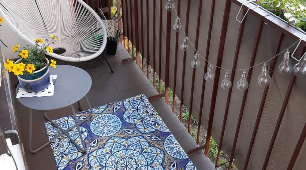 mažas balkonas blokiniame name